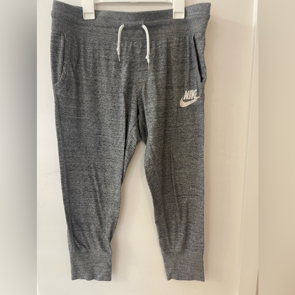 Women’s cropped Nike joggers